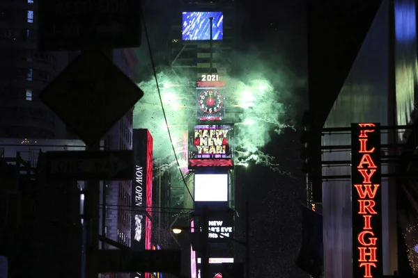 2020 yılının arifesinde New York Meydanı 'nda saat gece yarısını vuruyor. Coronavirus salgını sırasında 2021' e dönüyor..