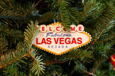 Muhteşem Las Vegas Nevada Noel süsüne hoş geldiniz. Kapalı bir Noel ağacında asılı duruyor..