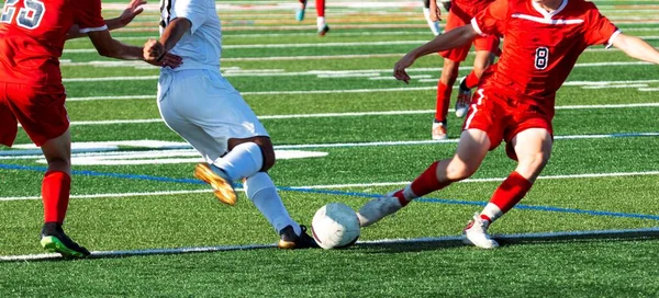 Deux Joueurs Football Masculins Secondaire Battant Pour Ballon Lors Match — Photo