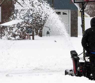 Long Island 'daki kar fırtınasından sonra yola çıkan bir kar püskürtücüye odaklanın..