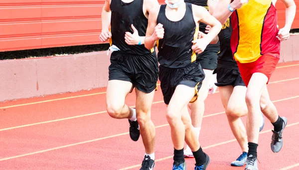 Středoškolští Atleti Běžící Venku Během Pandemie Koronaviru Covid Obličejovými Masly — Stock fotografie