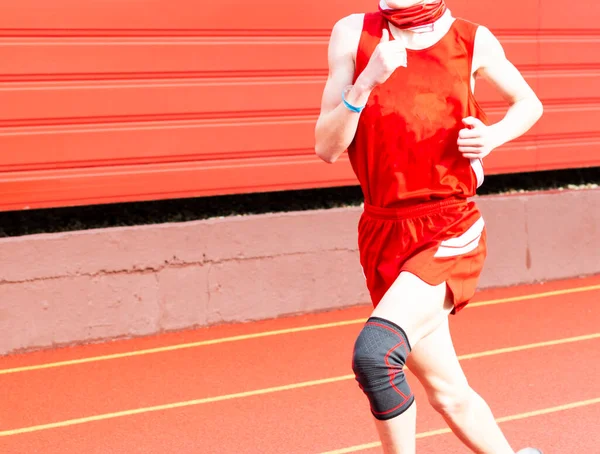 Corredor Vestindo Uma Cinta Joelho Preto Durante Corrida Uma Pista — Fotografia de Stock