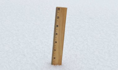 Kardan dışarı sarkan tahta bir cetvel. Fırtınada 10 cm kar yağar..
