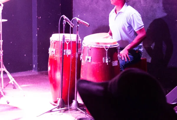 Mann Spielt Bongo Trommeln Während Mit Einer Musikgruppe Auftritt Und — Stockfoto