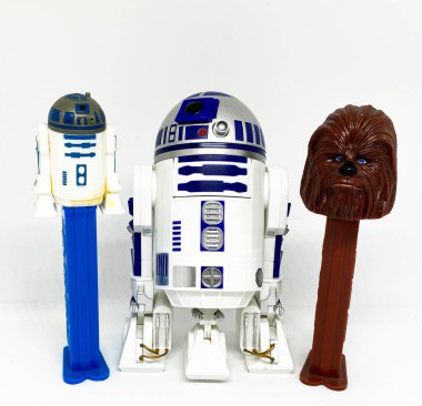 West Islip, New York, ABD - 2 Şubat 2021: Star Wars Pez konteynırları ve arka planı geniş oyuncak oyuncakları.
