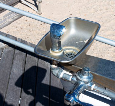 Batık Meadwo Eyalet Parkı 'ndaki sahil yolunda eski moda bir çeşmeye bakıp merdivenleri ve plajı görüyorum..