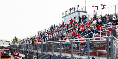 West Islip, New York, ABD - 28 Mart 2021: COVID-19 bir futbol maçında lise sporlarını kapattığından beri ilk kez taraftarlar tribünlere çıktı.