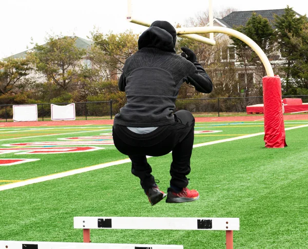 Vue Arrière Athlète Athlétisme Sautant Par Dessus Les Obstacles Sur — Photo