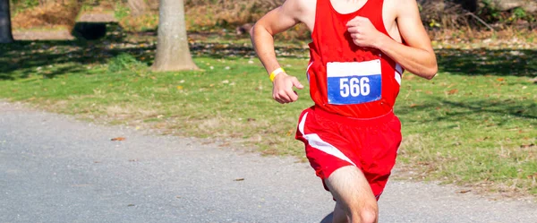 Een Middelbare School Veldloopster Die Zijn Race Afrondde Aan Leiding — Stockfoto