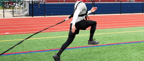 Adolescente Secundaria Está Corriendo Campo Césped Con Las Gradas Fondo — Foto de Stock