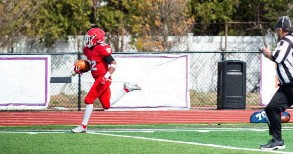 Giocatore Football Del Liceo Uniforme Comune Tutto Solo Mentre Corre — Foto Stock