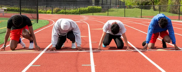 Framifrån Fyra High School Pojkar Sprinters Redo Sin Mark För — Stockfoto