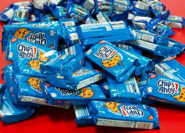 Batı Islip, New York, ABD - 11 Ekim 2019: Oreo, herkesin kapması için masaya istiflenmiş cips ve patates cipsi..