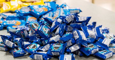 Batı Islip, New York, ABD - 11 Ekim 2019: Oreo, herkesin kapması için masaya istiflenmiş cips ve patates cipsi..