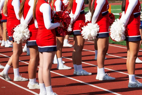 Rückansicht Der High School Cheerleader Mit Bommelmützen Die Während Eines — Stockfoto