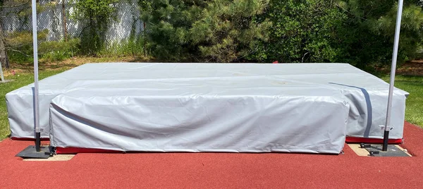 Een Middelbare School Track Teams Hoogspringen Matten Met Een Grijze — Stockfoto