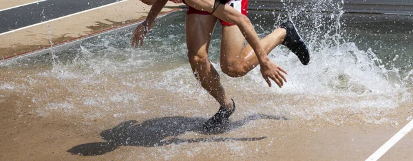 Corredor High School Competindo Steeplechase Está Caindo Sobre Sua Shasow — Fotografia de Stock