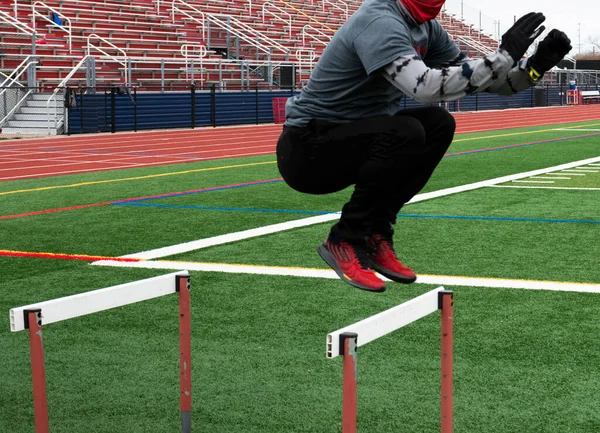 Ein Männlicher High School Leichtathlet Springt Beim Leichtathletik Training Winter — Stockfoto