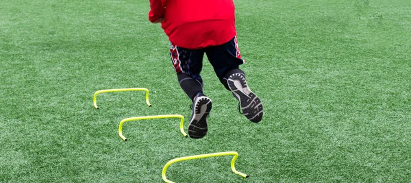 Atleta Pista Secundaria Está Saltando Sobre Seis Pulgadas Mini Obstáculos — Foto de Stock