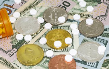100 dolarlık banknotun üstüne haplar ve şifreli paralar..