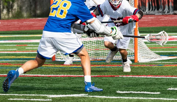 Jogador Lacrosse Alto Schhol Dando Tiro Gol Durante Jogo — Fotografia de Stock