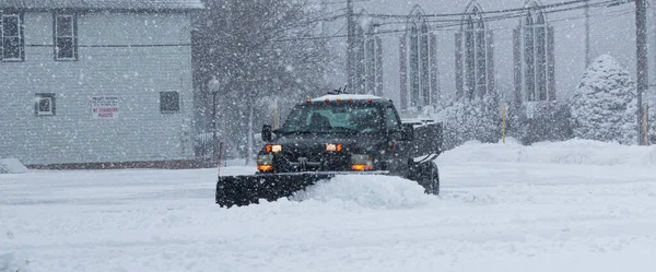 Black Truck Snowplow Clearing Parking Lot Buisnesses While Snow Still —  Fotos de Stock