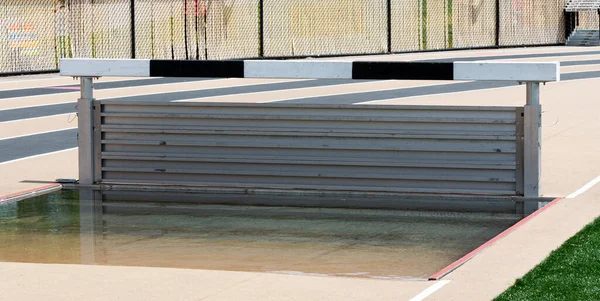 Pozzo Acqua Una Pista Campo Ripido Pieno Impostato All Altezza — Foto Stock