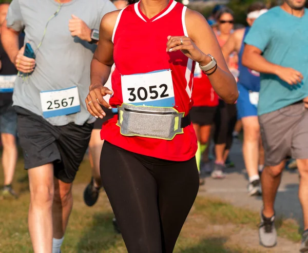 Primer Plano Los Corredores Corriendo Sendero Con Una Mujer Con — Foto de Stock