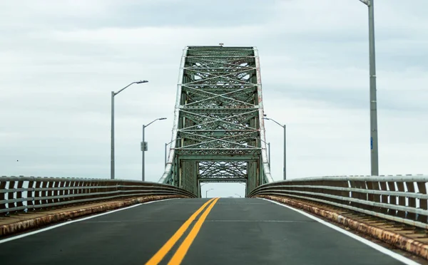Jadąc Pustym Mostem Roberta Mosesa Fire Island New York Pochmurne — Zdjęcie stockowe