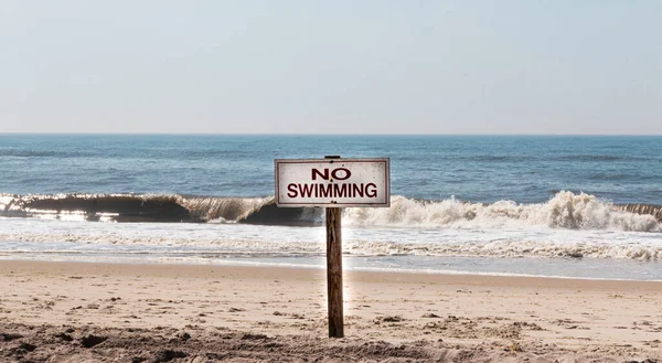 Geen Zwemhout Het Strand Met Golven Die Breken Kust Van — Stockfoto
