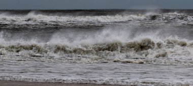 Ateş Adası açıklarındaki Atlantik Okyanusu New York çok engebelidir. Tropikal bir fırtınadan ve inanılmaz güçlü rüzgarlardan oluşan dalgalar suyu geriye doğru savurur..) 