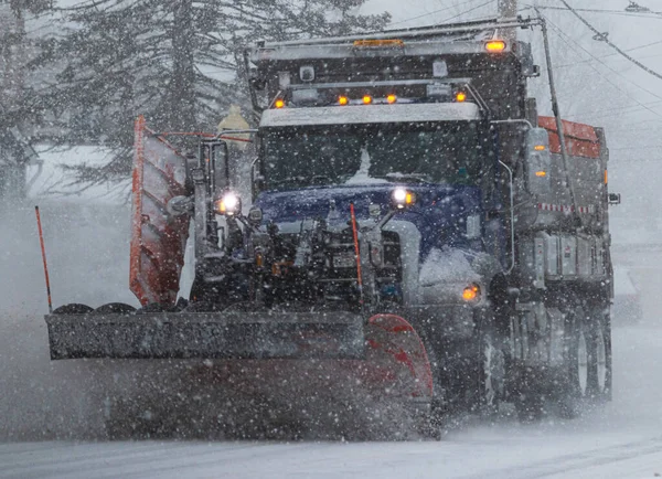 Gros Plan Chasse Neige Municipal Labourant Route Lors Une Tempête — Photo