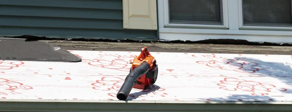 Orange Contracters Leaf Blower Sitting Roof Residential House Being Replaced — Φωτογραφία Αρχείου