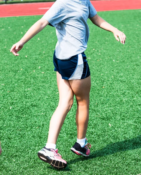 Jovem Atleta Aquecendo Acampamento Verão Realizando Exercícios Karaoke Campo Relva — Fotografia de Stock