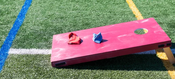 Vermelho Caseiro Cornhole Feijão Saco Lançar Jogo Campo Relva Verde — Fotografia de Stock