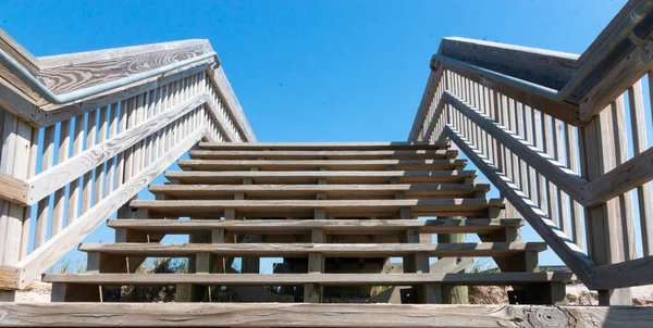 Ξύλινες Σκάλες Ξύλινα Κάγκελα Πάνω Από Αμμόλοφους Στο Νησί Της — Φωτογραφία Αρχείου