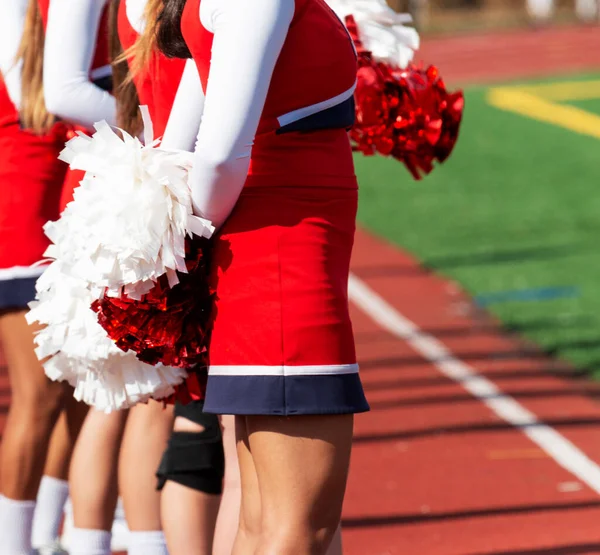 Una Cheerleader Del Liceo Sta Tenendo Suoi Pon Pon Alle — Foto Stock