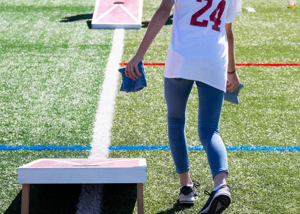 Vista Trasera Una Chica Secundaria Lanzando Bolsas Frijoles Mientras Juega —  Fotos de Stock