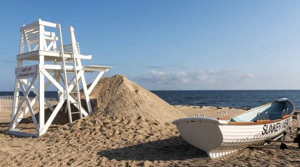Λευκό Ξύλινο Ναυαγοσώστη Σταθεί Και Κωπηλασία Στην Παραλία Θέα Προς — Φωτογραφία Αρχείου