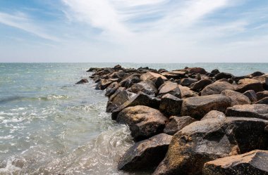 Narragansett Rhode Island 'da okyanusa doğru uzanan kayalık kayalıklardan oluşan Jetty..
