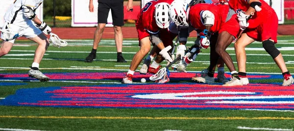 Los Jugadores Lacrosse Secundaria Están Luchando Por Posesión Pelota Tratando — Foto de Stock