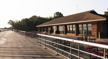 Batık Meadow Eyalet Parkı 'nın rıhtımında, yağmurlu bir yaz sabahı doğuya bakan büfe ayakta duruyor..