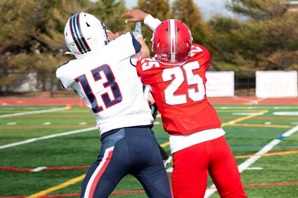 High School Football Receiver Defender Trying Catch Ball Football Game — Stock Photo, Image