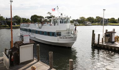 Bay Shore, New York, ABD - 5 Eylül 2021: Yolcu feribotu Ateş Adası Kraliçesi rıhtıma yanaşıyor..