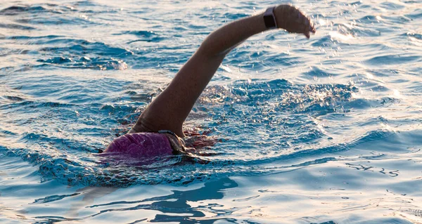 Gros Plan Une Nageuse Dans Une Piscine Entraînement Pour Triathlons — Photo