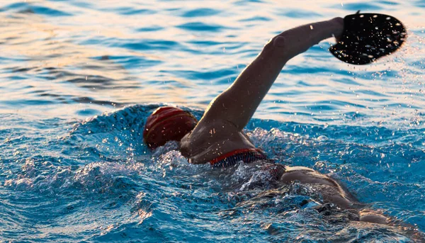 Vue Arrière Une Nageuse Nageant Dans Une Piscine Aide Pagaies — Photo