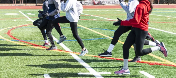 Zijaanzicht Van Een Middelbare School Meisjes Track Team Uitvoeren Van — Stockfoto