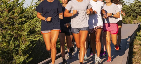 Uma Equipa Raparigas Liceu Atravessa País Correr Calçadão Farol Ilha — Fotografia de Stock