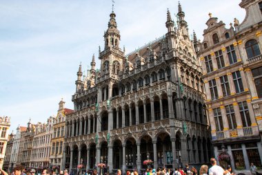 Brüksel. Belçika - 6 Ağustos 2025: İnsanlar Brüksel 'deki çarpıcı belediye binasının etrafında toplanarak canlı atmosferin tadını çıkarıyorlar.