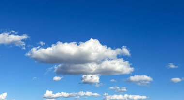 Kabarık bulutlara bakıyorum. Parlak mavi bir gökyüzünde. Bolca yer var..